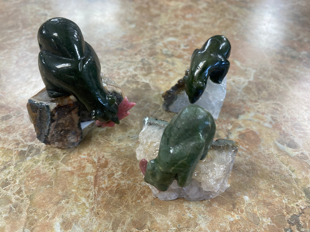 Droopy Jade Bear on Agate without/with a Rhodonite Fish