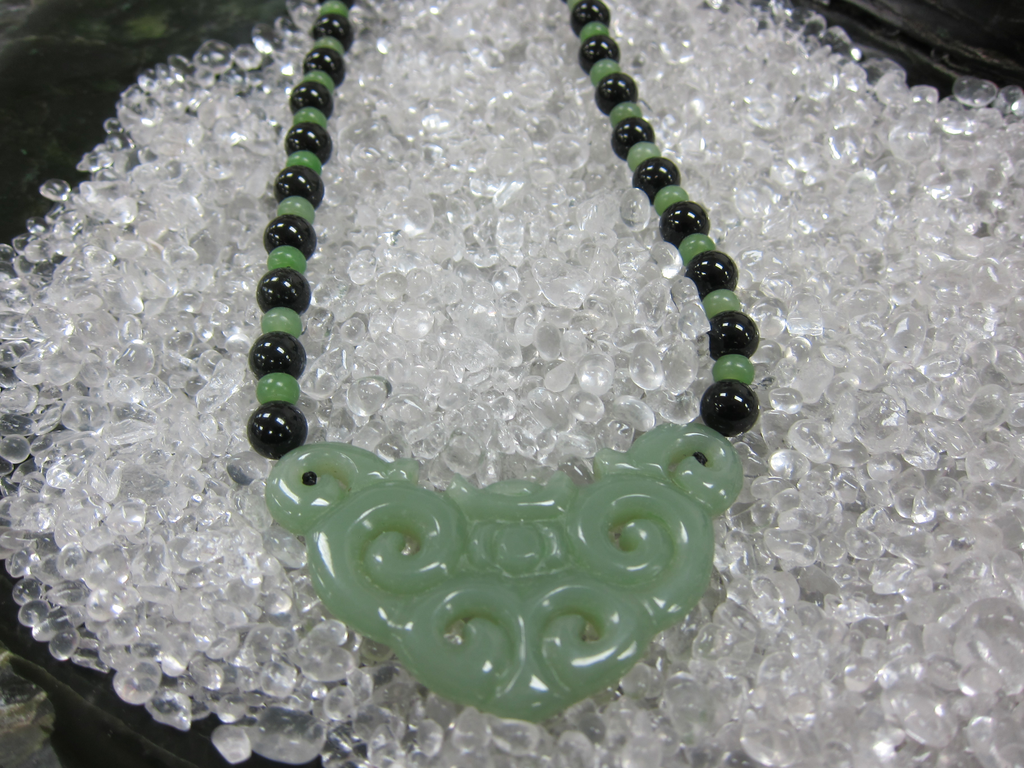 Vintage green and black jade beaded necklace