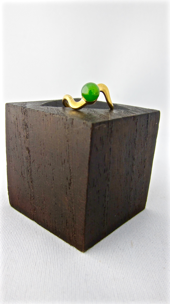 Jade Ball and Squiggle Ring Gold